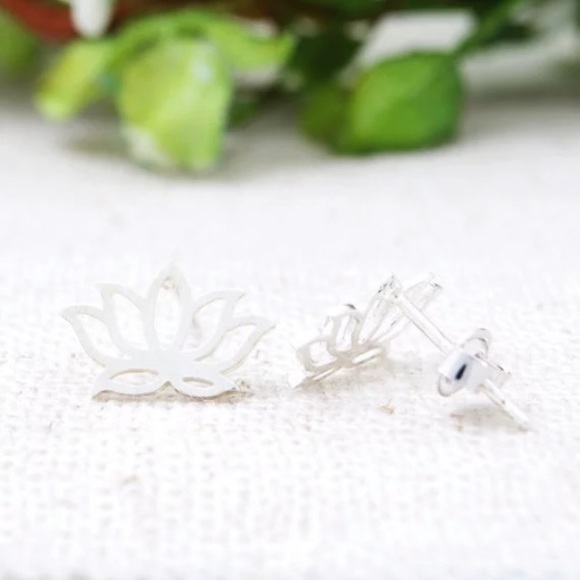 Chic silver lotus flower🌸earrings! - Picture 3 of 7